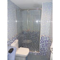 Mampara frontal
 de puerta corredera y vidrio fijo.