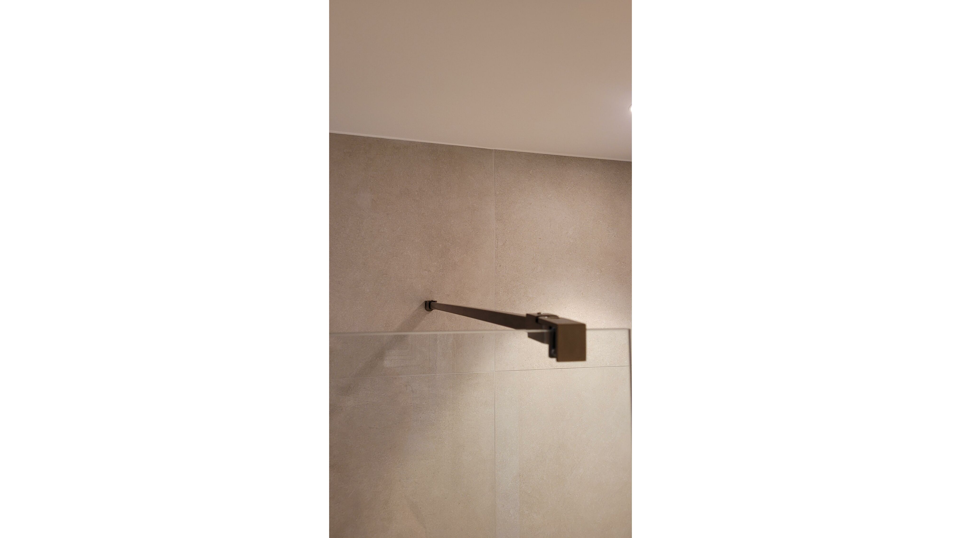 MS20251 PERFIL ABISAGRADO PARA MAMPARA DE BAÑO EN ALUMINIO ANODIZADO NEGRO  MATE